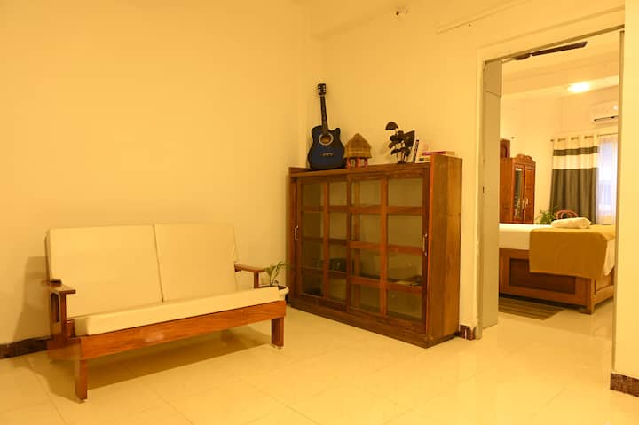 פינת זמן עצמי נעימה כדי ליהנות מספרים ותחביבים אחרים