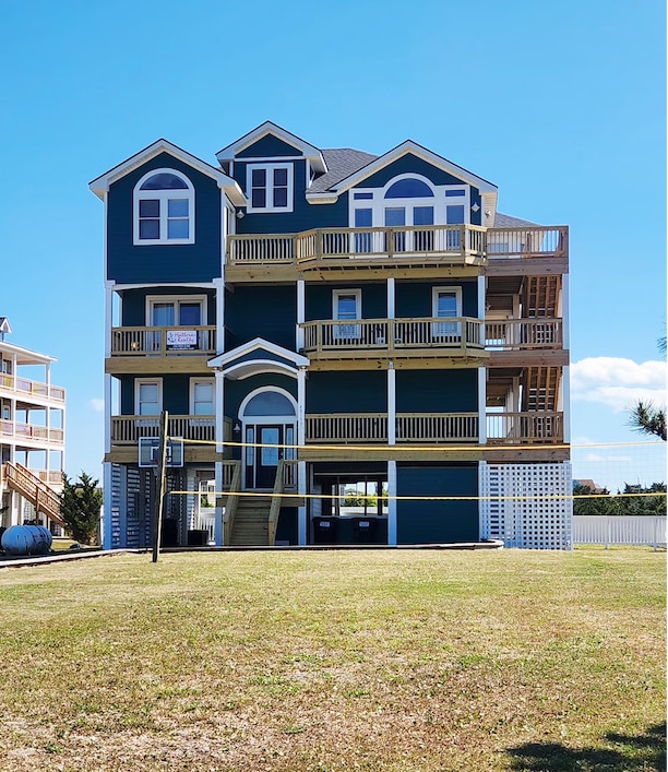 Stately 7BR Soundview Dog Friendly | Private Pool