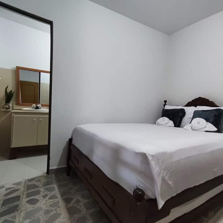 Habitación estándar,  cómoda e iluminada, baño privado dentro de la habitación, cuenta con  tv 32 pg, zona de trabajo, wifi, espacio para organizar tu ropa.
Ideal para parejas o grupo de 4 personas des complicadas (cuenta con cama tarima doble).