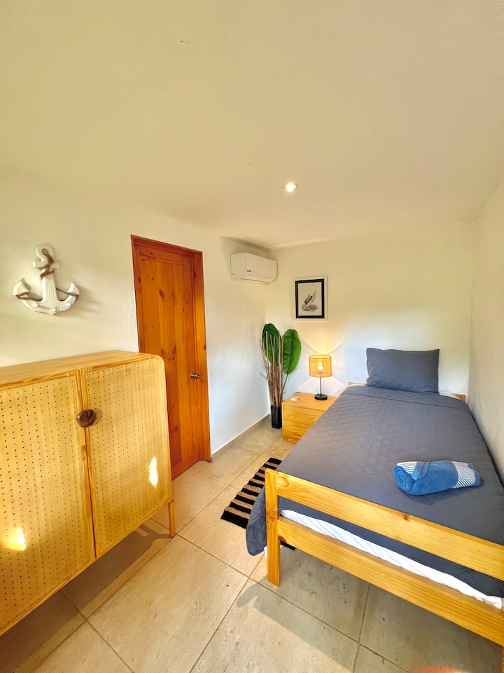 Private and cozy room with a single bed, ideal for a quiet and comfortable stay.