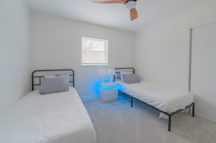 Perfecto para adultos, niños o amigos que viajan juntos.
	•	Camas completas cómodas
	•	Decoración neutra
	•	Mucho espacio de almacenamiento