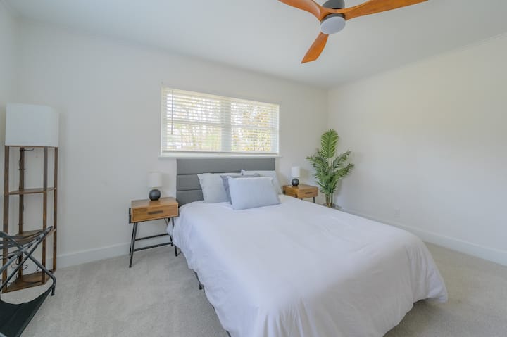 Un tercer dormitorio acogedor diseñado para la comodidad y la versatilidad.
	•	Cama tamaño queen con dos mesitas de noche.
	•	Ropa de cama suave
	•	Ideal para familias