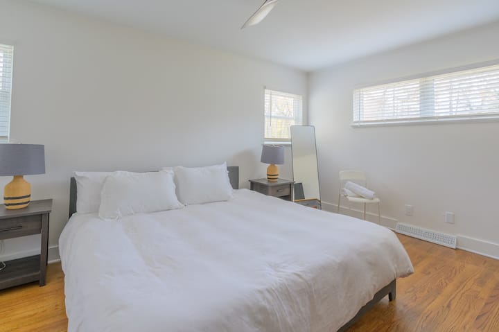 Relájate en el hermoso dormitorio principal con una cómoda cama y una decoración relajante para ayudarte a descansar.
	•	Cama tamaño king (con almohadas increíbles)
	-	Armario espacioso
	• 	Se proporcionan sábanas y almohadas limpias.