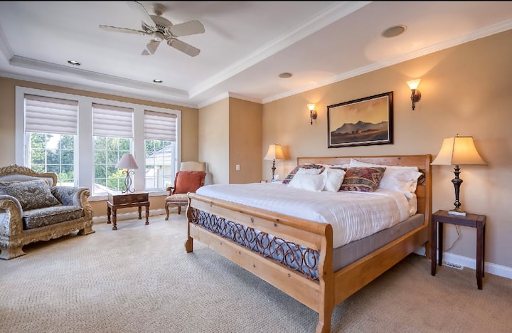 Suite principal: disfruta de una lujosa cama tamaño king y una acogedora zona de estar. Esta suite incluye un vestidor y ofrece una impresionante vista panorámica del resplandeciente lago y de la majestuosa cordillera. ¡Una vista de un millón de dólares!