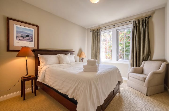 Cómoda habitación con cama tamaño queen: un espacio privado tranquilo y acogedor con una lujosa cama tamaño queen. Disfruta del ambiente tranquilo, las sábanas suaves y el cómodo acceso a un armario completo. Las toallas recién apiladas y el aire acondicionado garantizan una estancia cómoda y relajante