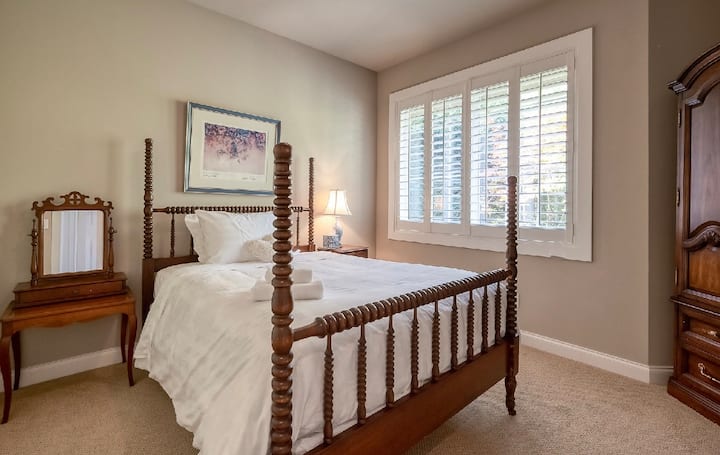 Habitación individual luminosa y tranquila: perfecta para un viajero, esta tranquila y encantadora habitación cuenta con una cómoda cama individual con un marco de madera tradicional. Las persianas de la ventana proporcionan una excelente privacidad y control de la luz.