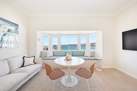 Top Airbnb: Beachfront 1 Bed across from iconic BONDI BEACH in North Bondi