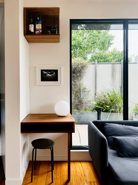 Top performing Airbnb: Contemporary City-Edge Apartment with Terrace in North Melbourne