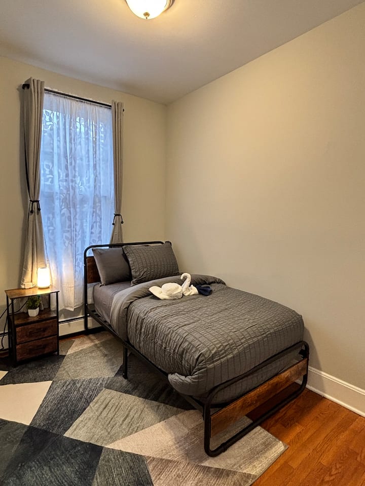 Një hapësirë e rehatshme dhe e gëzueshme me një krevat dopio dhe dollap, e përkryer për fëmijë, miq ose një pushim të qetë.