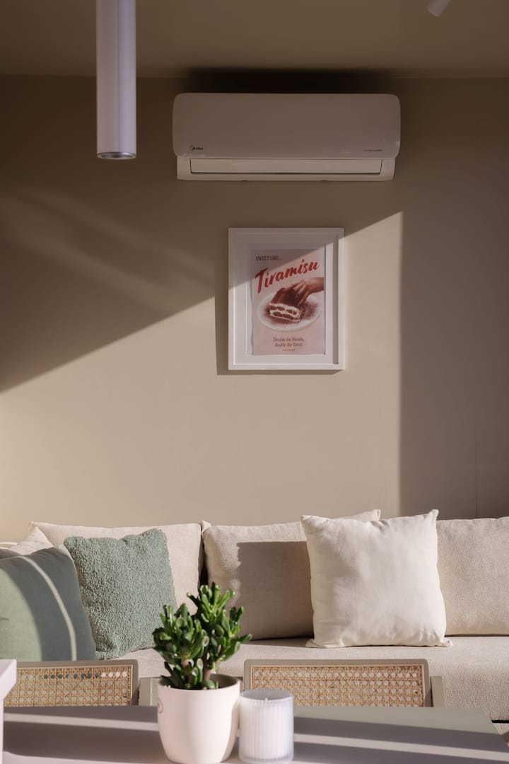 Un acogedor salón con cojines suaves, luz natural y un ambiente bohemio relajado: perfecto para el café de la mañana o los momentos de relax al atardecer en Tiramisu Tiny House.