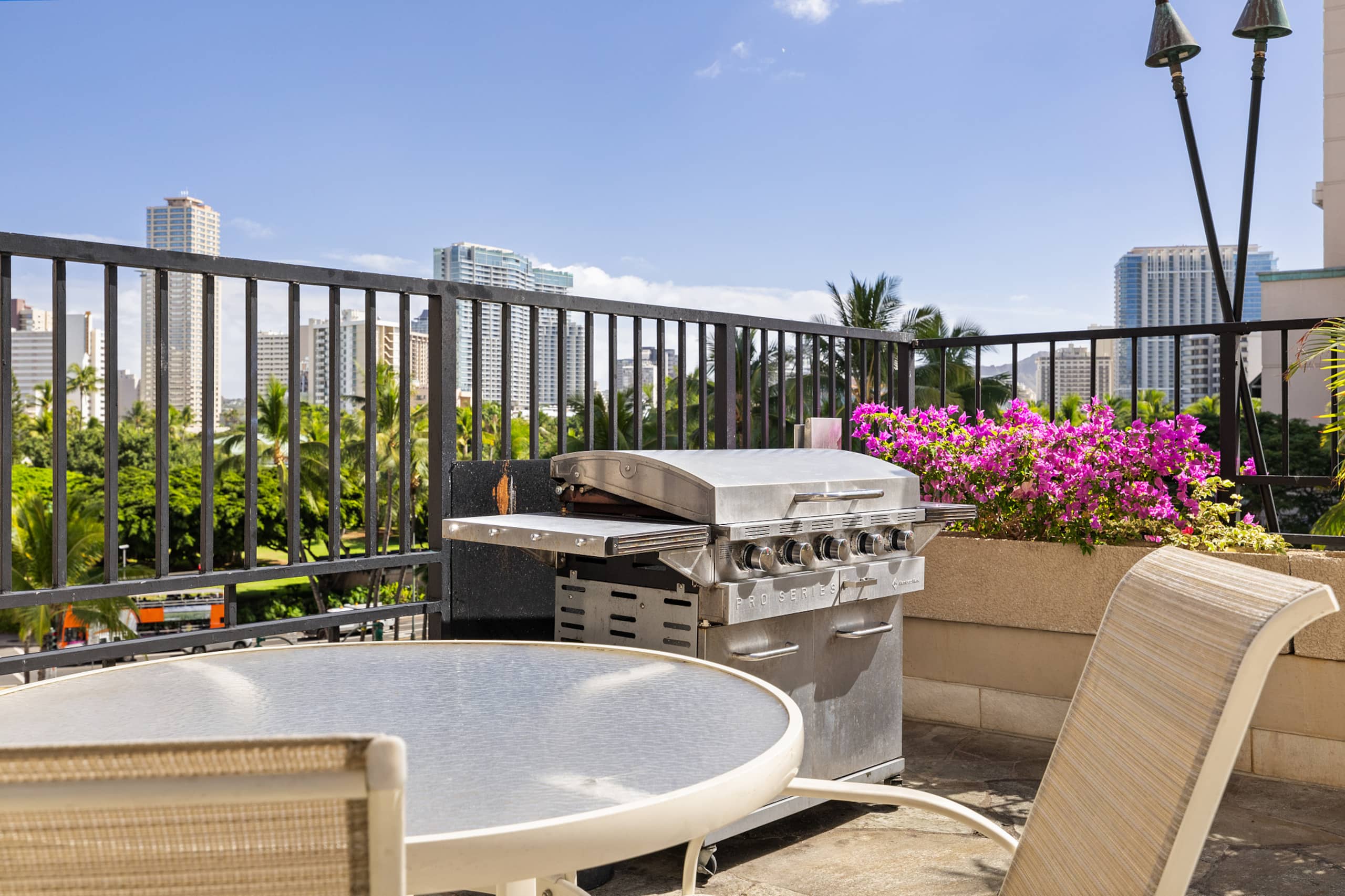 Tropical Waikiki Getaway with Free Parking - Image 13