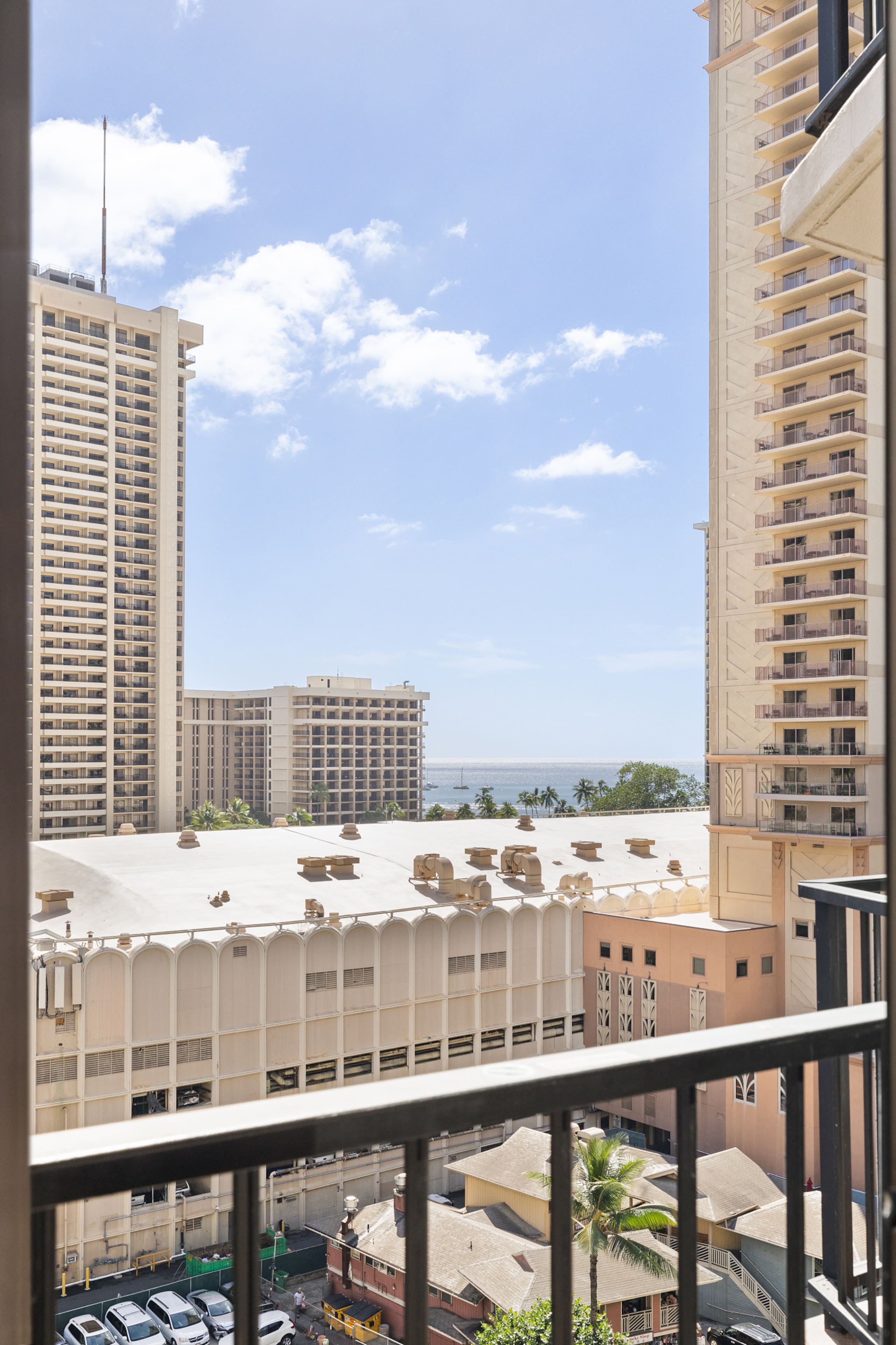 Tropical Waikiki Getaway with Free Parking - Image 2