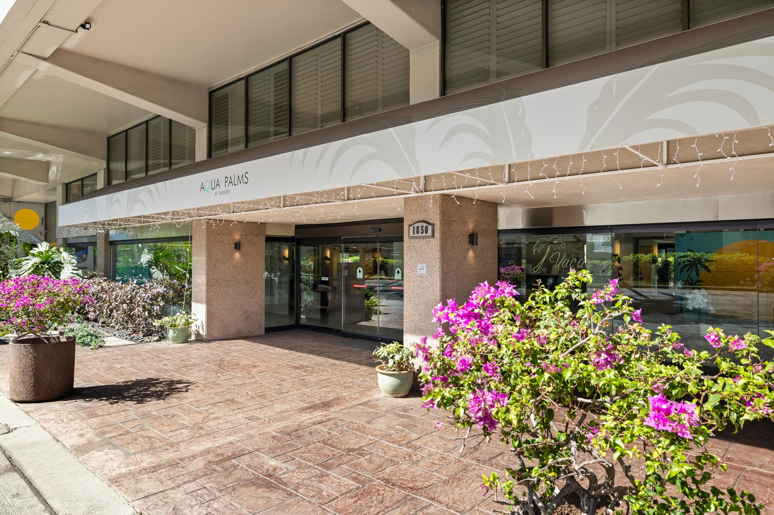 Tropical Waikiki Getaway with Free Parking - Image 8