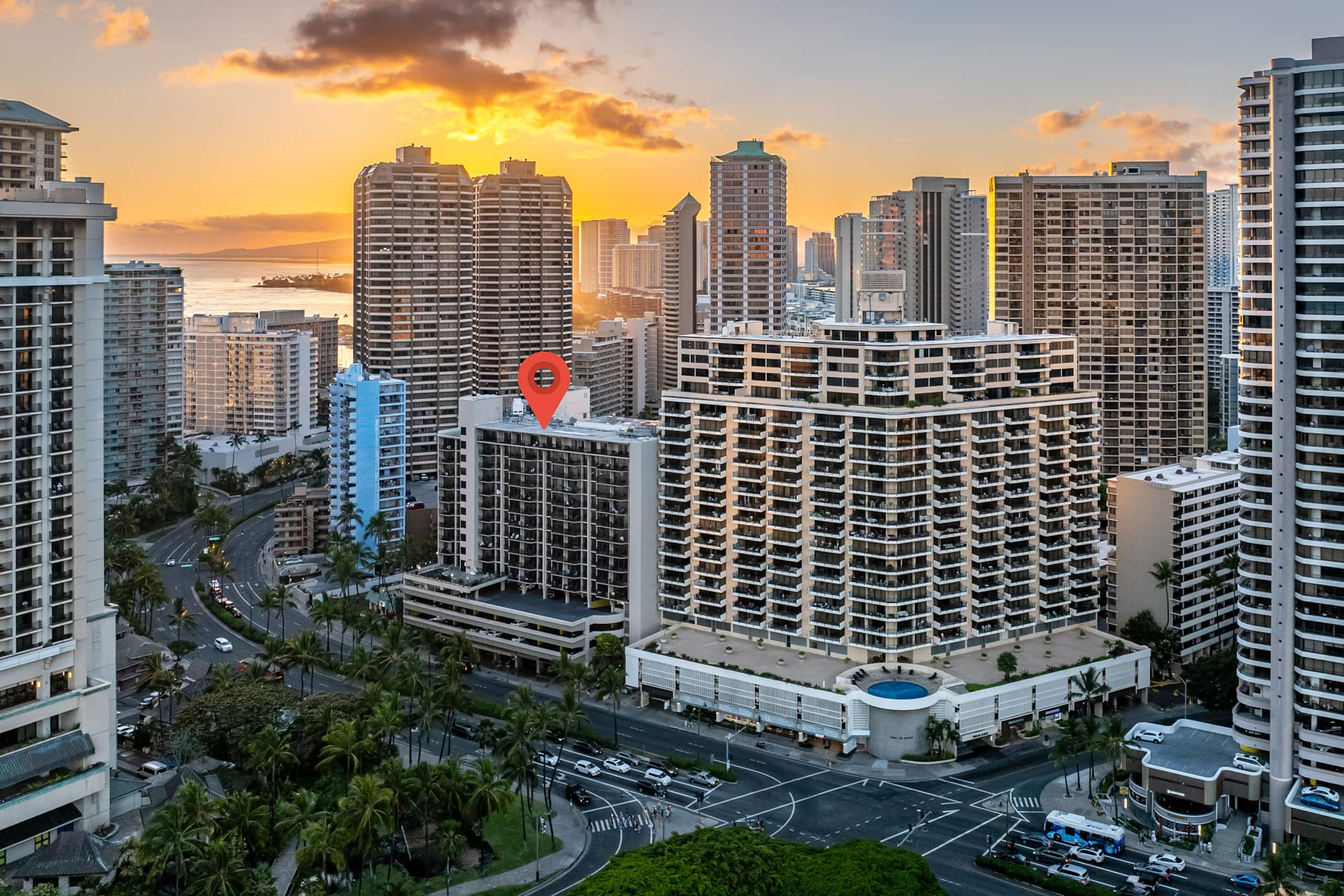 Tropical Waikiki Getaway with Free Parking - Image 9