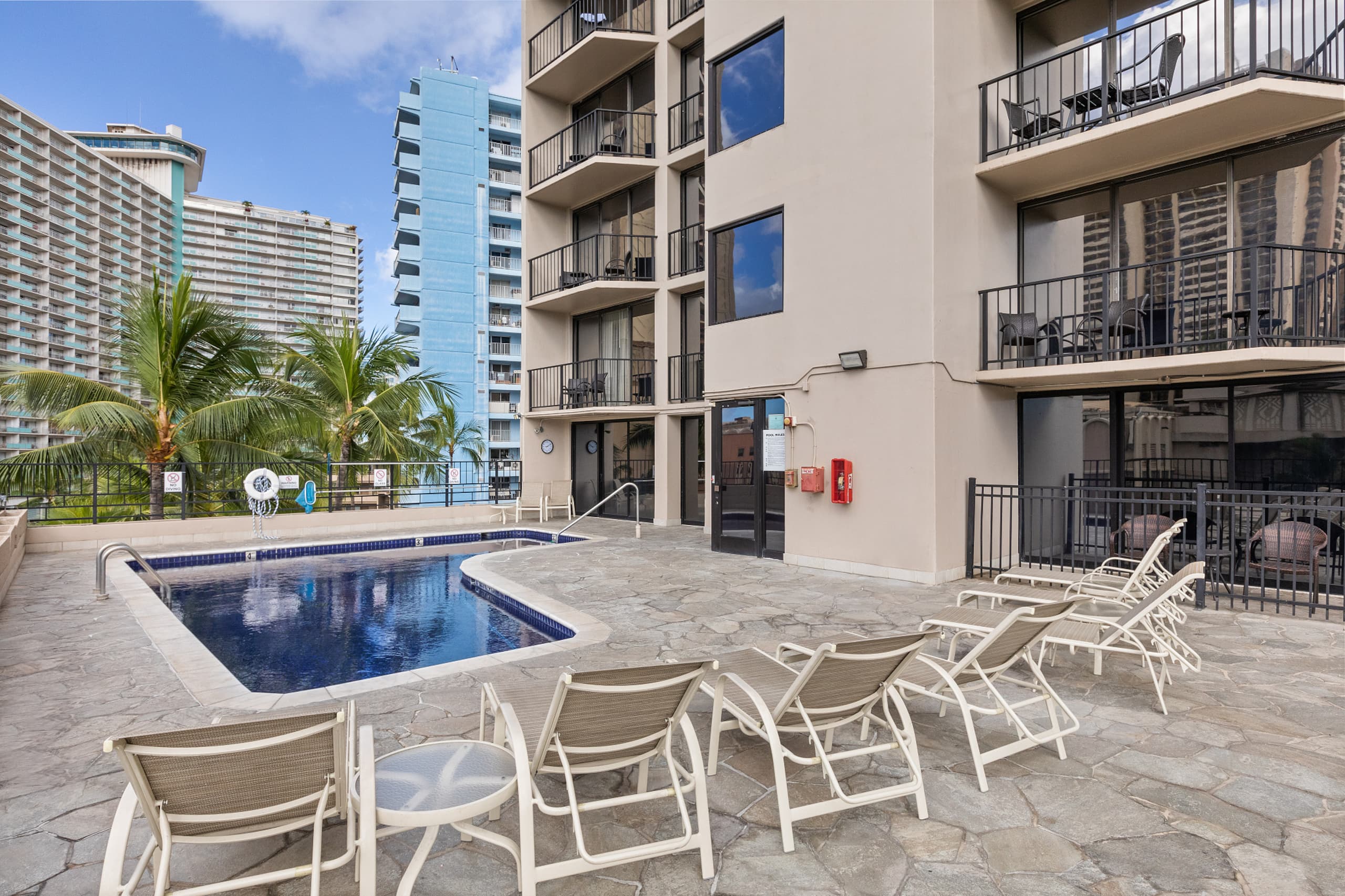 Tropical Waikiki Getaway with Free Parking - Image 15