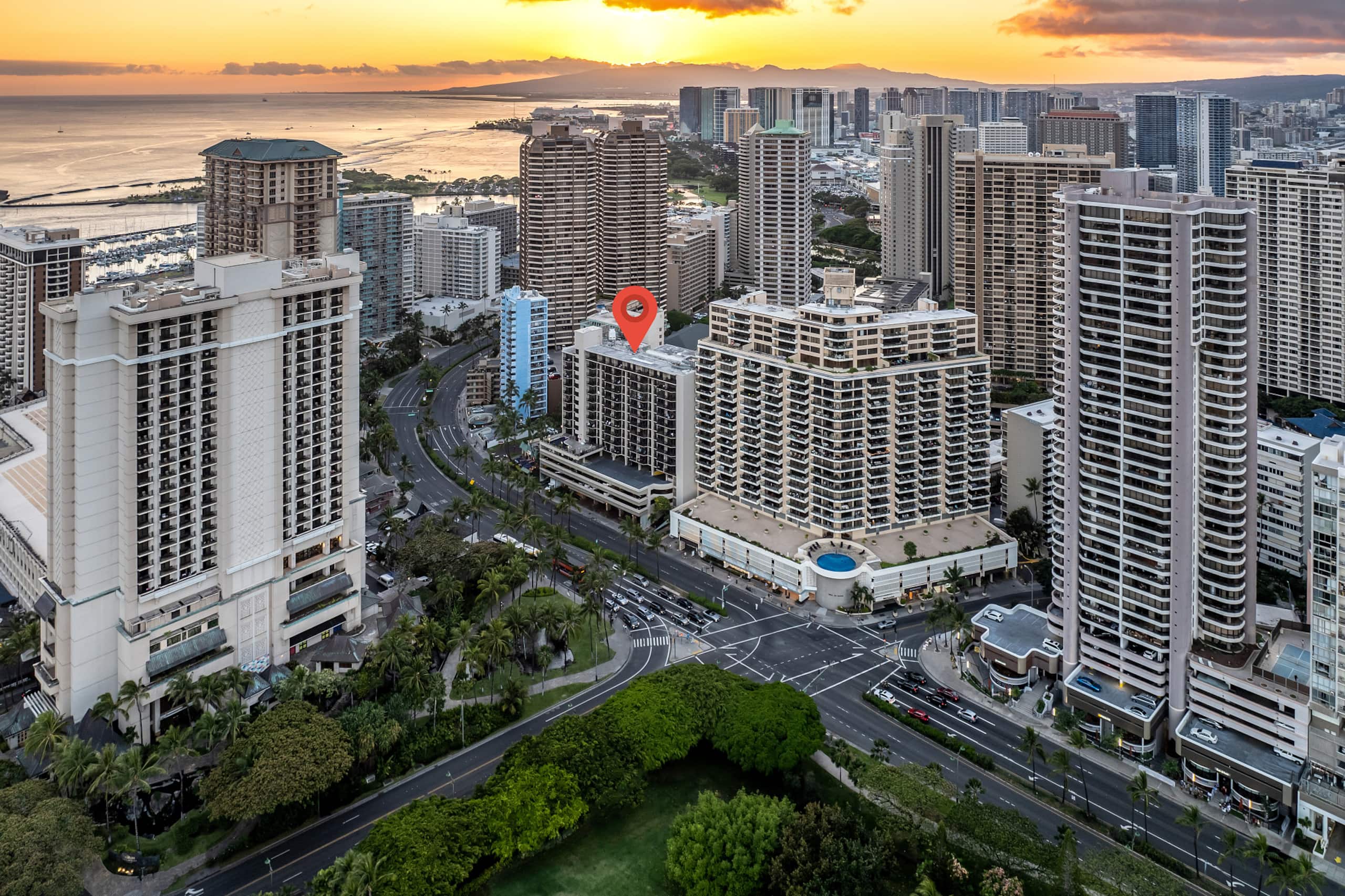 Tropical Waikiki Getaway with Free Parking - Image 11