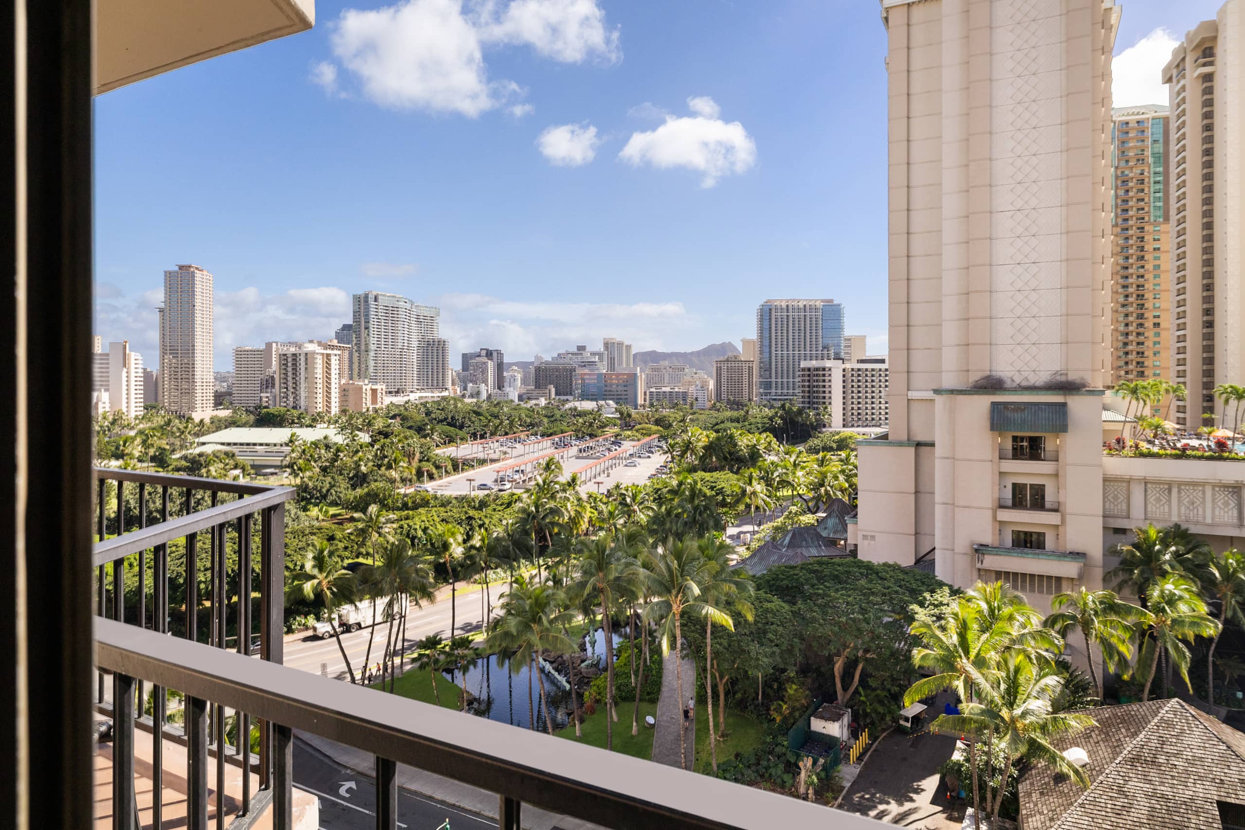 Tropical Waikiki Getaway with Free Parking - Image 4