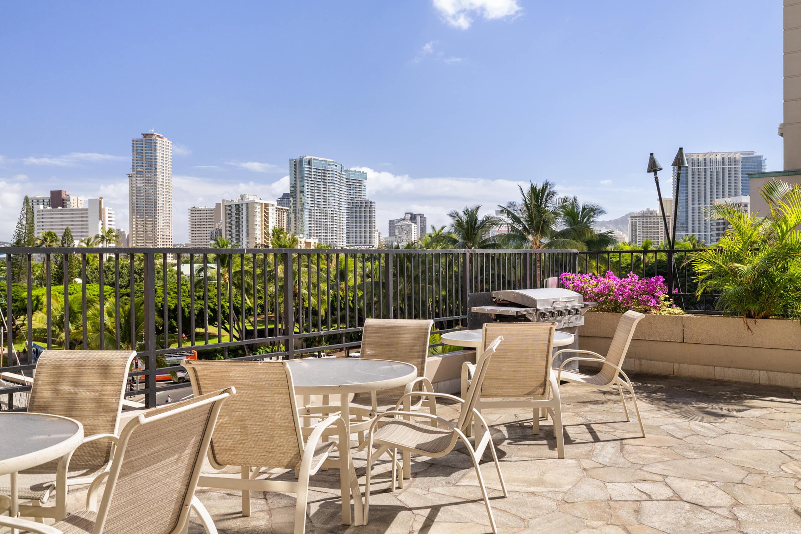 Tropical Waikiki Getaway with Free Parking - Image 14