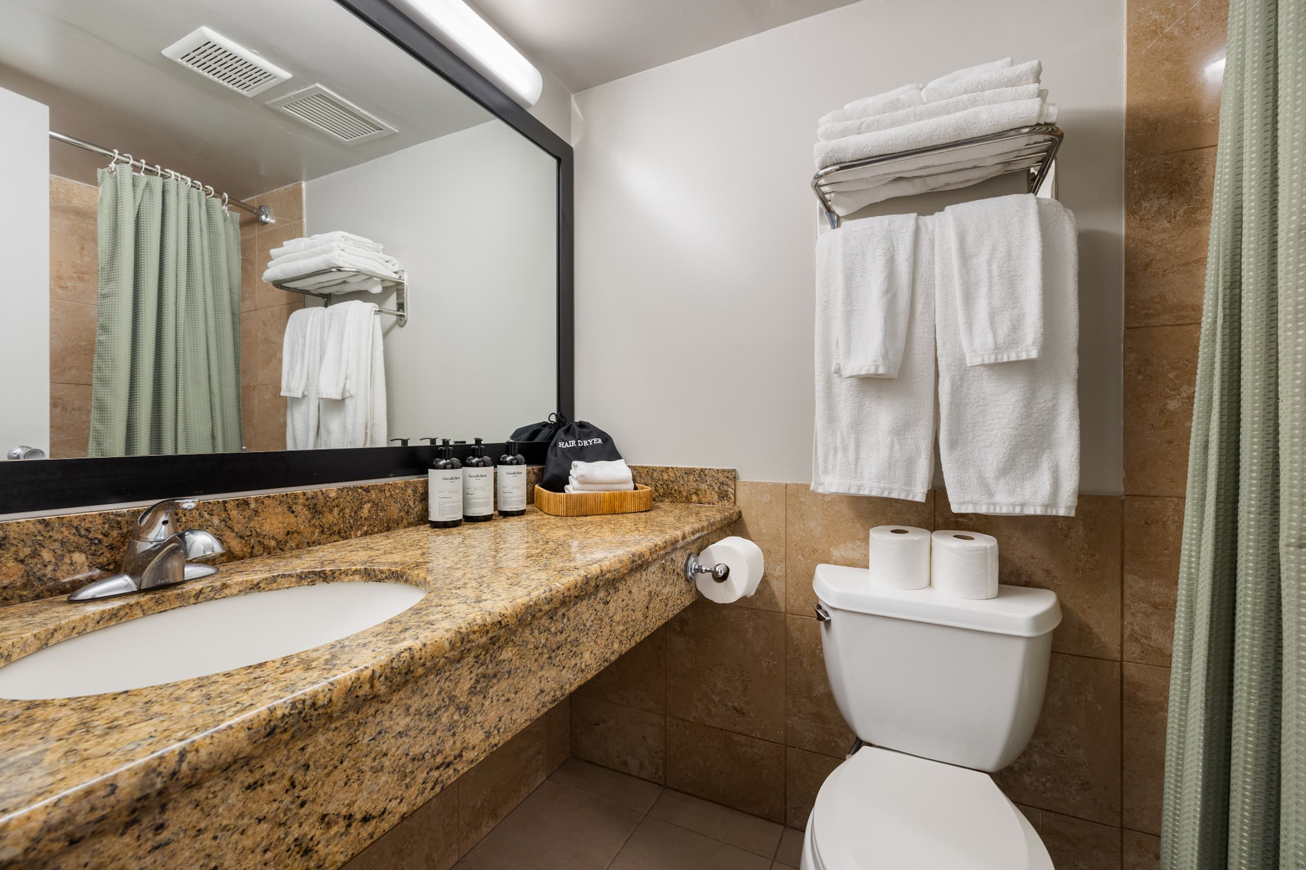 Tropical Waikiki Getaway with Free Parking - Image 5