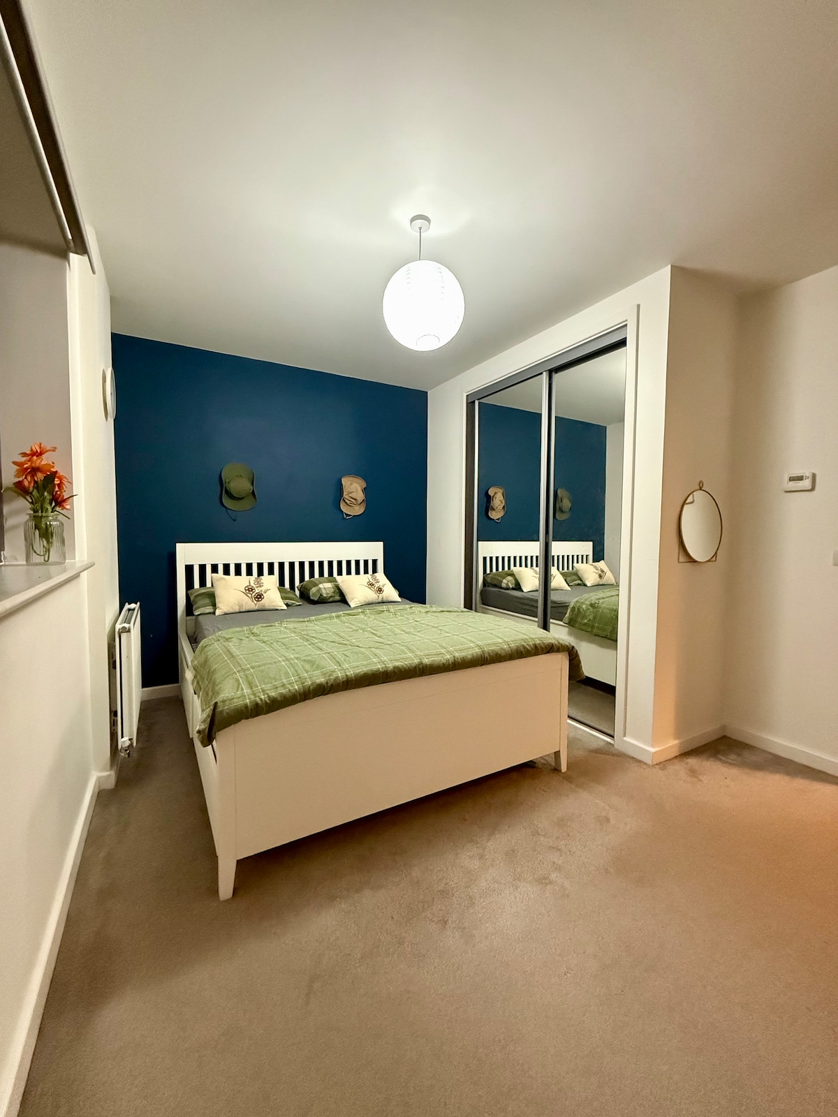 غرفة خاصة مشرقة وجيدة التهوية تتميز بسرير مريح بحجم كوين وحمام داخلي خاص مع دش ومناشف جديدة ومستلزمات استحمام أساسية.