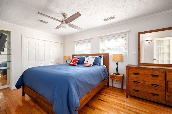 Chambre avec lit King Size, miroir/commode et télévision 43 pouces