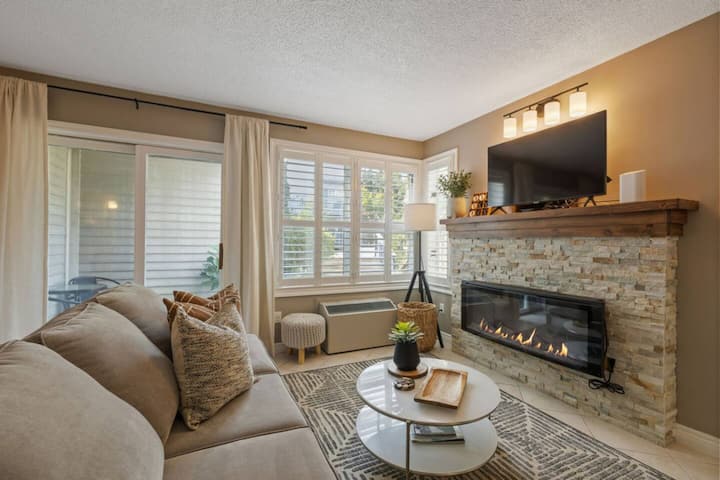 Charming North Base Studio: Pool, Hot Tub, Tennis! - Thornbury
