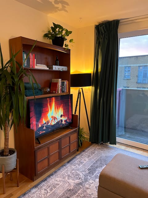 Popular Airbnb listing: Cosy Stepney Green Flat With Great Transport Links in Tower Hamlets