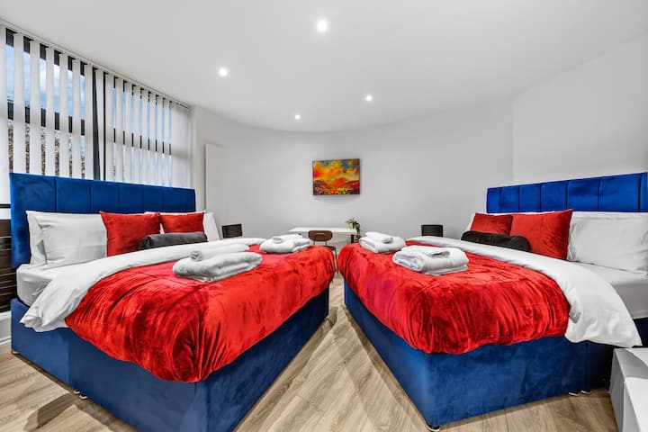 მყუდრო და ელეგანტური საძინებელი, რომელიც ორი ფუფუნების ორმაგი საწოლითაა აღჭურვილი, წითელი აქცენტებითაა მორთული და კომფორტული დასვენებისთვის იდეალურია.