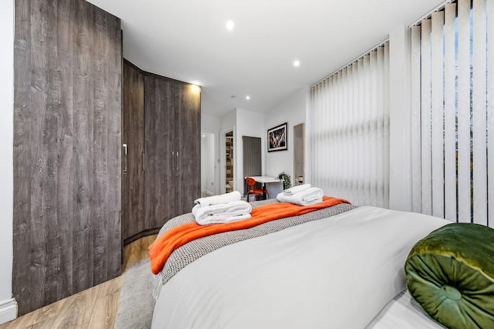 მოემზადეთ სტილში დასვენებისთვის — თქვენ გელით დიდი ზომის საწოლი, კომფორტული თეთრეული, მყუდრო დეტალები და ბუნებრივი სინათლე.