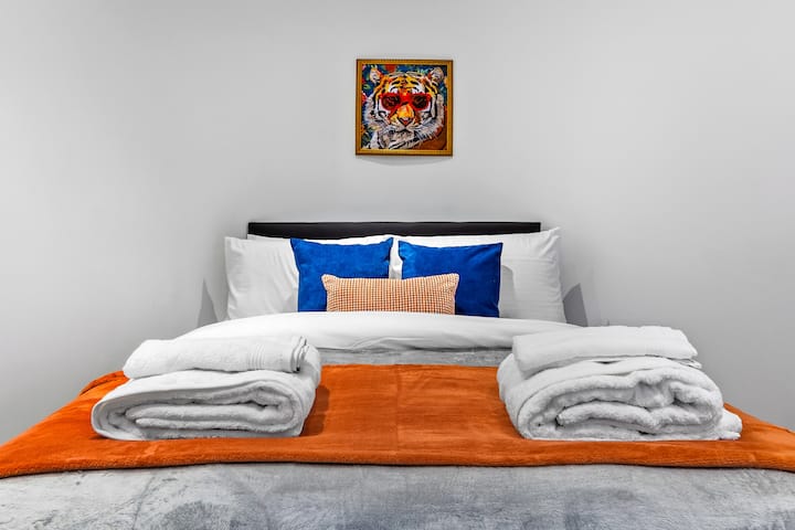 დატკბით დასვენებისა და გართობის იდეალური ნაზავით ამ ფართო ოთახში, რომელშიც დგას კომფორტული ორსაწოლი, დივანი‑საწოლი, აუზის მაგიდა და სამუშაო სივრცე.