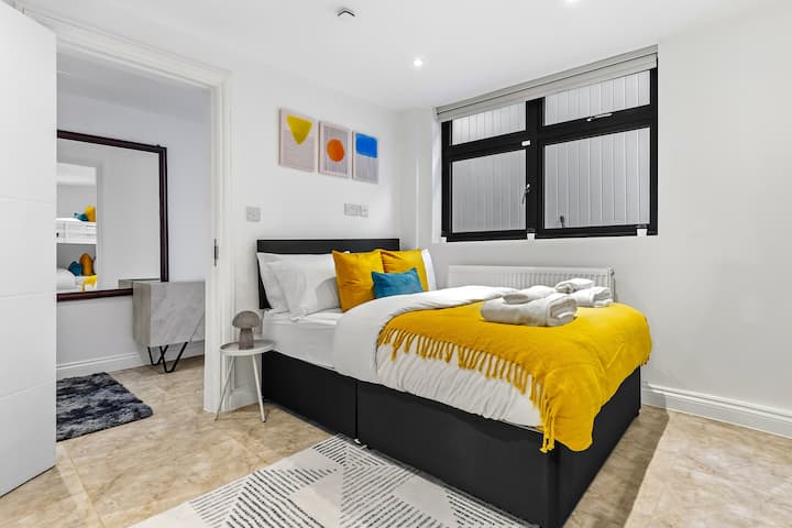 მრავალფუნქციური საძინებელი, რომელიც იდეალურია როგორც დასასვენებლად, ისე გასართობად. მასში არის მყუდრო ორმაგი საწოლი და ელეგანტური ორსართულიანი საწოლი, ასევე, მკვეთრი აქცენტები, რომლებიც სტუმრობას ხალისს შესძენს.