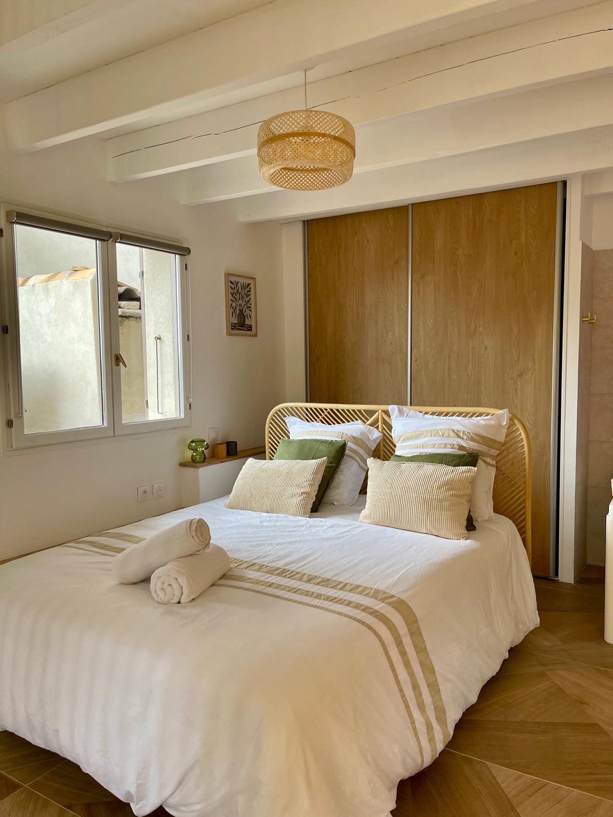 Спална зона с двойно легло (160 x 200 см). Гардероб с място за закачане на дрехи. 