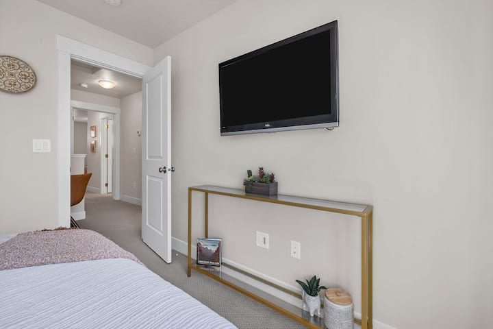 Uključuje 50-inčni pametni televizor!