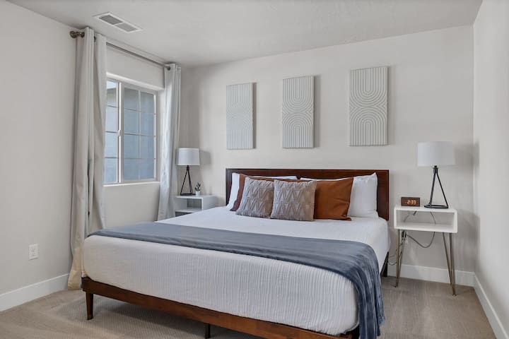 Vrlo udoban bračni krevet (180 – 220 cm) s velikim prozorom koji omogućuje puno prirodnog svjetla s prekrasnim pogledom na crvene stijene kroz prozor.