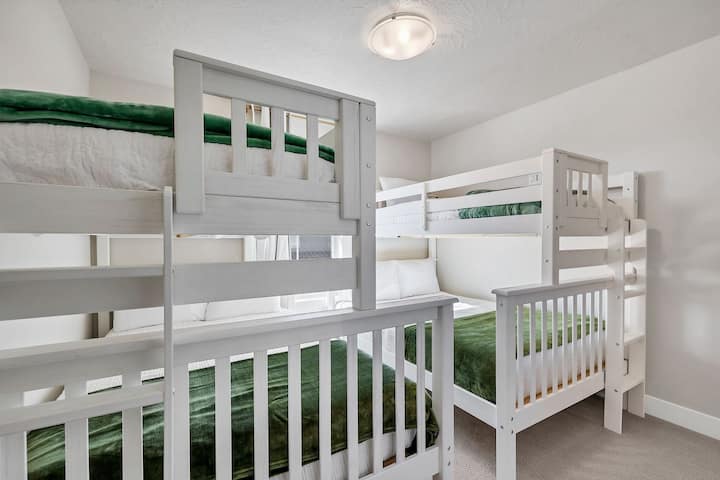 2 kreveta na kat s puno prostora za spavanje u sobi s krevetima na kat.