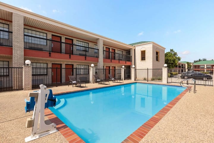 2 Queen Beds | Days Inn San Antonio | Family Stay - San Antonio, TX