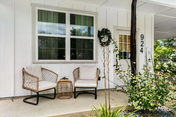 The Gala: Colorful Home W/ Modern Amenities - Fredericksburg, TX