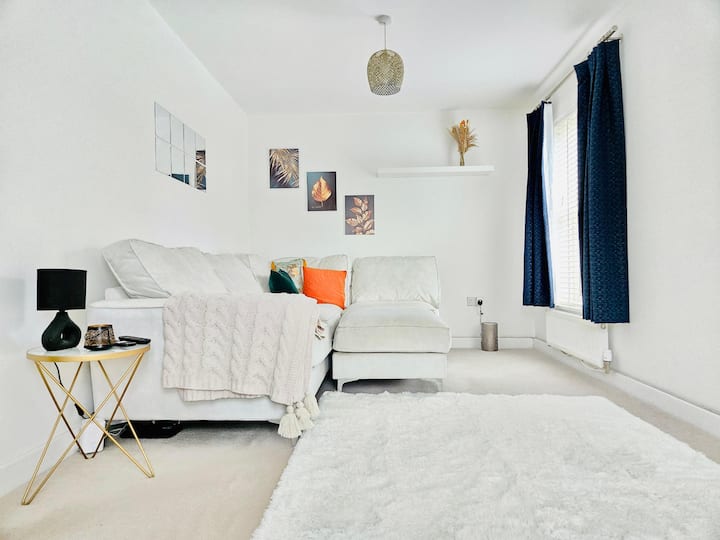 Modern 3-bed + Office • Walk To Bicester Village - Oxfordshire