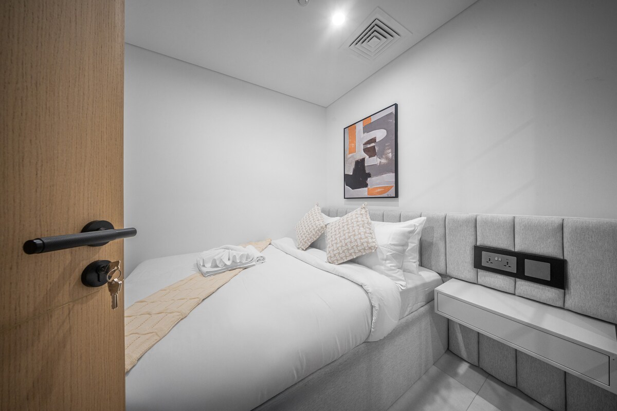 غرفة النوم الثالثة: سرير بحجم متوسط مع مفارش فاخرة