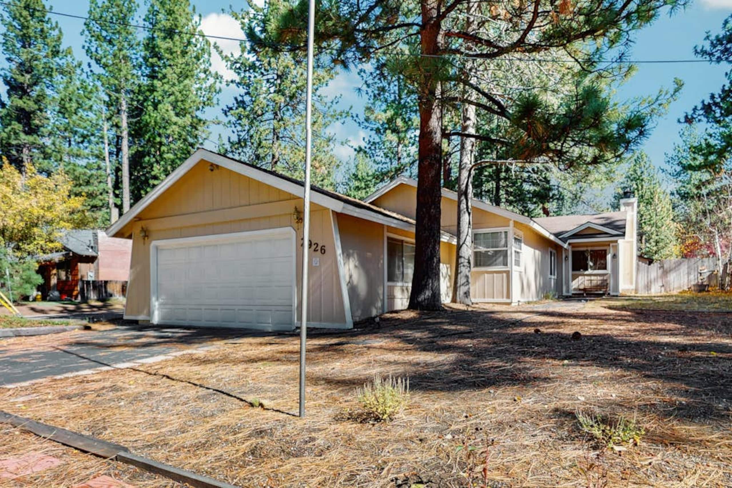 Golden Pine Lodge Hot Tub, Fenced Yard, Garage - Main photo