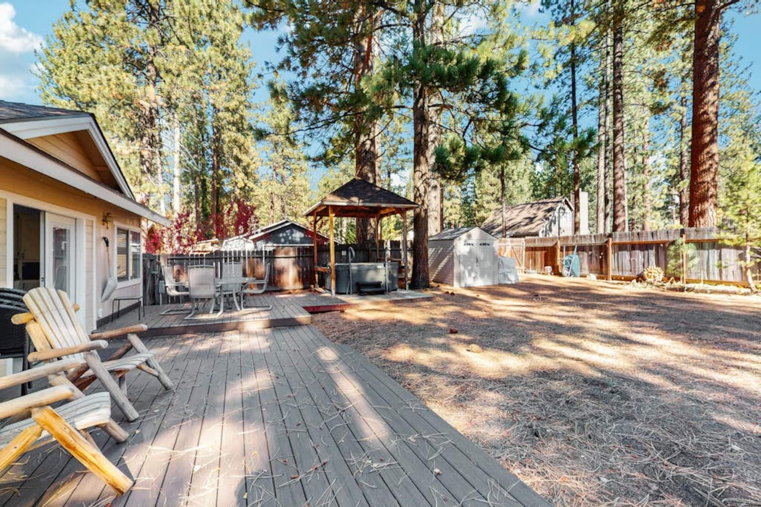 Golden Pine Lodge Hot Tub, Fenced Yard, Garage - Photo 23