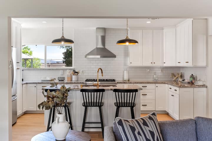 Serene Getaway 4bd W/ Spacious Pool & Spa - Thousand Oaks, CA
