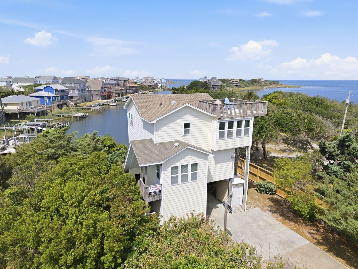 Light-filled 3BR Soundview | Pool | Hot Tub