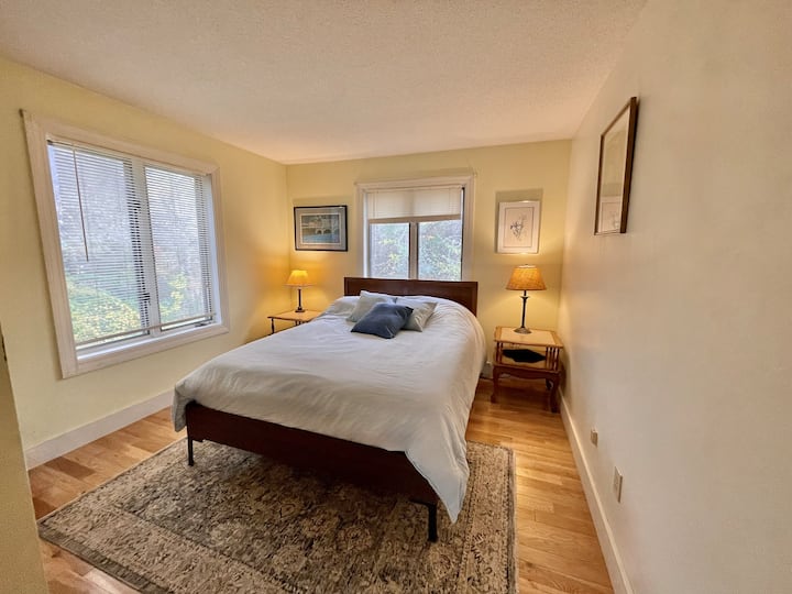 El acogedor dormitorio tamaño queen recibe mucha luz natural