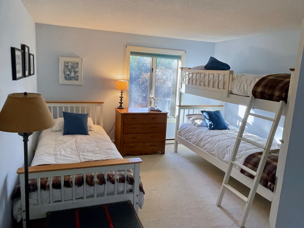 Habitación con literas con cama doble extra escondida. 