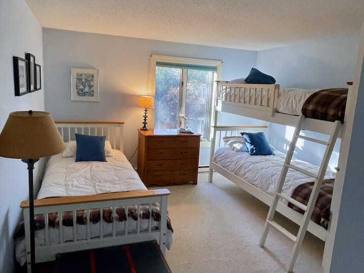 Habitación con literas con una cama doble extra escondida. 