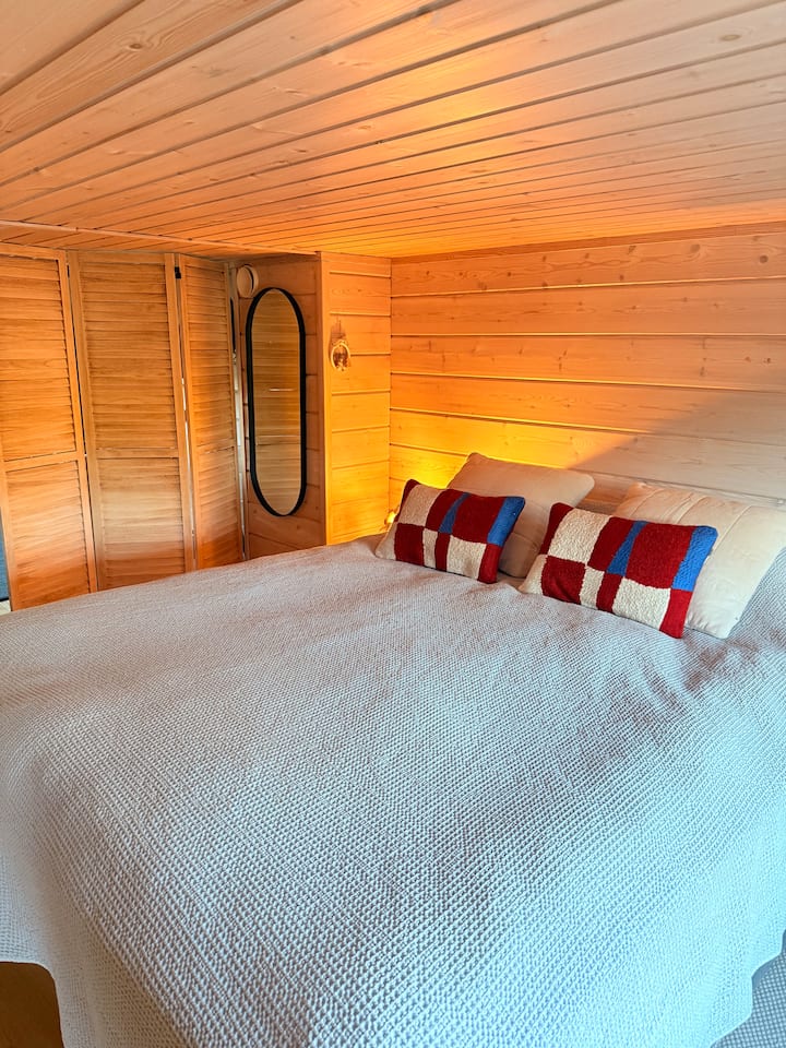 ¡Ubicado arriba en el loft, espacio abierto!