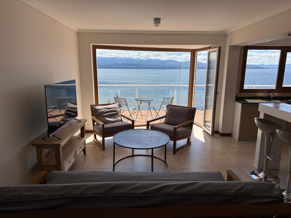 Great Lake Views Apt - Private Balcony & Parking