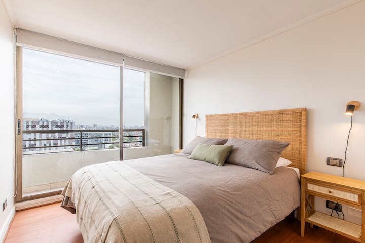 Cama de dos plazas , medidas 200cmx150cm, con vista despejada. 