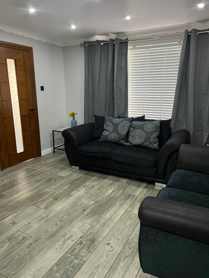 Charming Aldershot Home • Ample Free Parking - Farnham